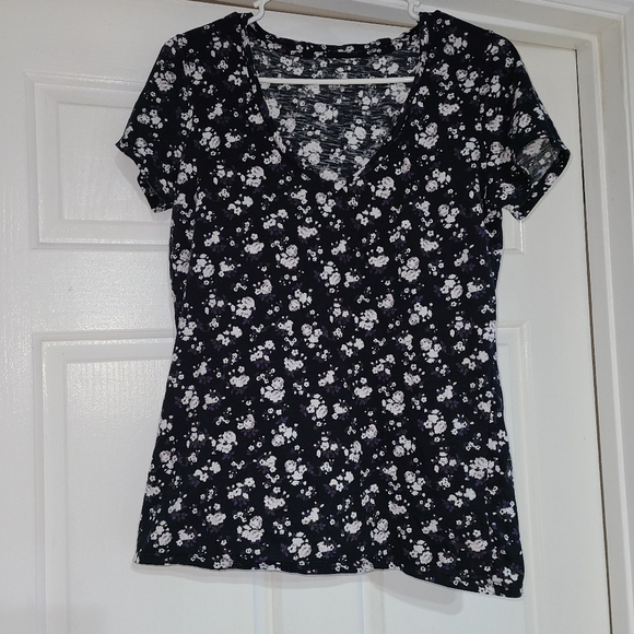 ❄B1G2❄ VS PINK v neck tee - Picture 1 of 1